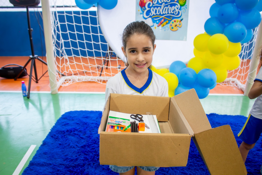 “Os materiais vão auxiliar muito no aprendizado do meu filho”, diz mãe ao receber kit na escola João Dourado