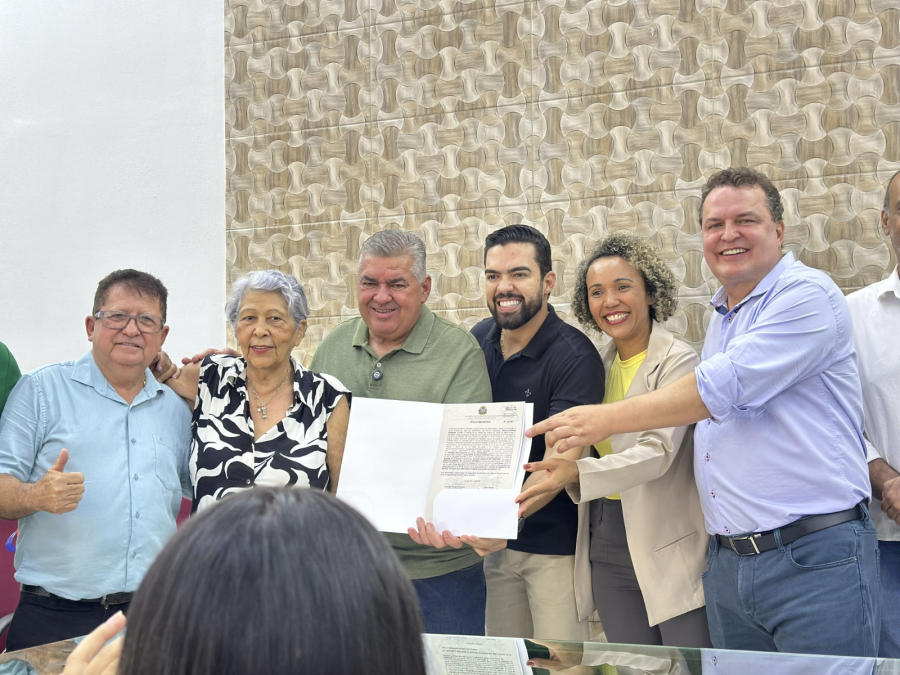 Prefeitura entrega 54 escrituras a moradores do Piracema e Cohab, em Barra do Garças