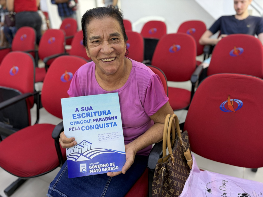 Prefeitura entrega 54 escrituras a moradores do Piracema e Cohab, em Barra do Garças