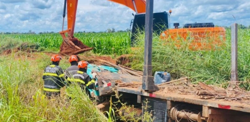 Motorista bate caminhão em barranco e morre em rodovia de MT...
