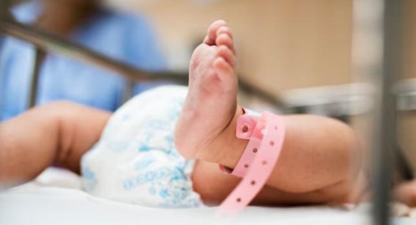 Bebê de 6 meses é internado após ingerir maconha deixada por amiga da mãe...
