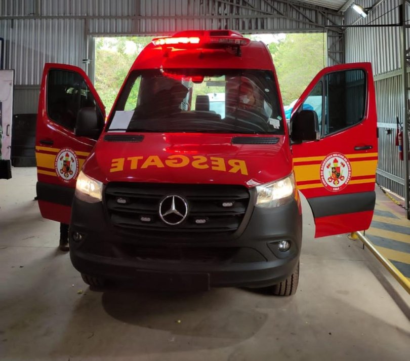 Bombeiros socorrem homem com lâmina de lixadeira na perna...