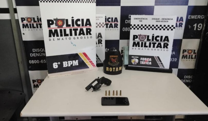 PM intercepta 2 faccionados com arma e evita morte de rival...