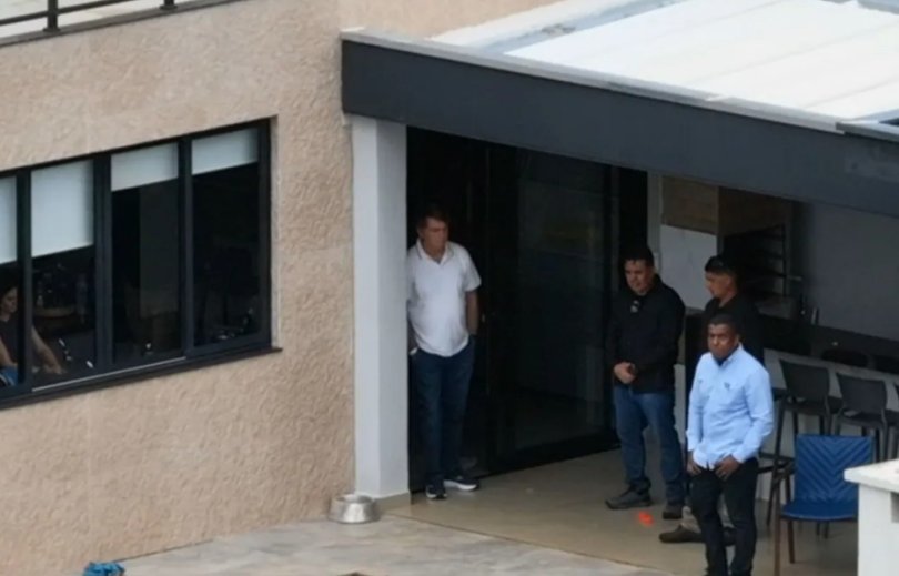 Moraes cobra qualificação de irmão de Michelle para cuidar de Bolsonaro...