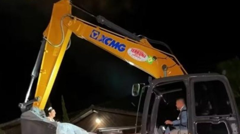 Noiva viraliza ao chegar em casamento dentro de escavadeira conduzida...