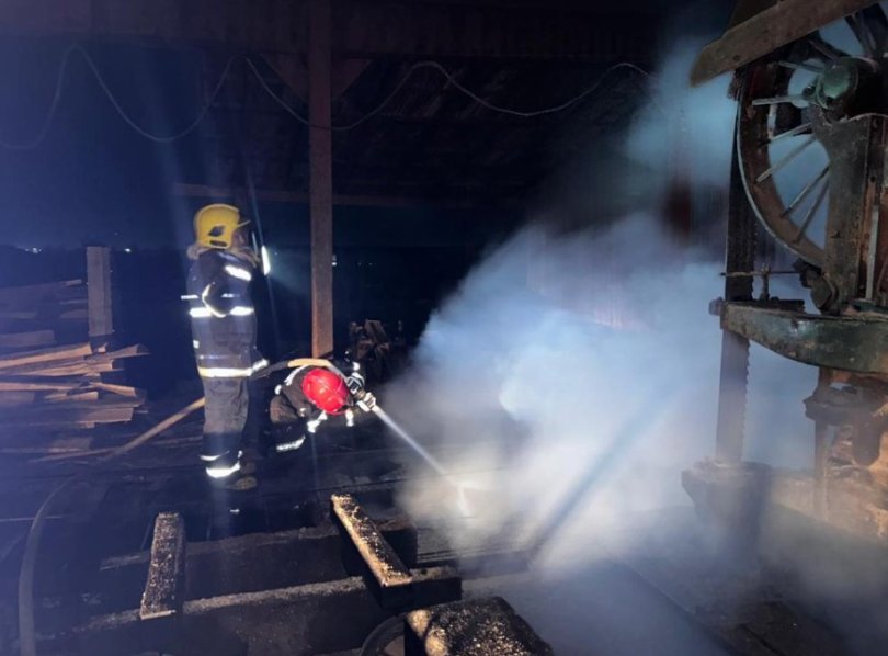 Incêndio atinge madeireira e mobiliza bombeiros em MT...