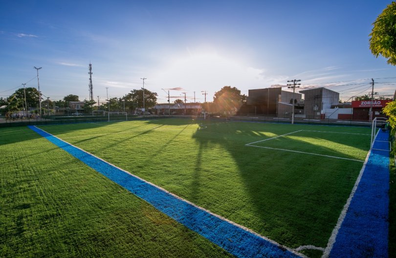 Abilio inaugura campo com grama...