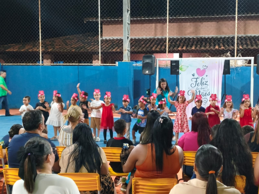 CMEB Prof.ª Laurita Martins de Souza realiza emocionante comemoração pelo Dia das Mães