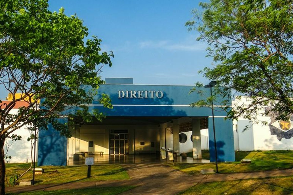 Alunos da UFMT são intimidados dentro da universidade após denunciarem lista que classificava mulheres como 'estupráveis'
