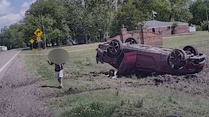 Criança de 3 anos escapa ilesa de capotamento...