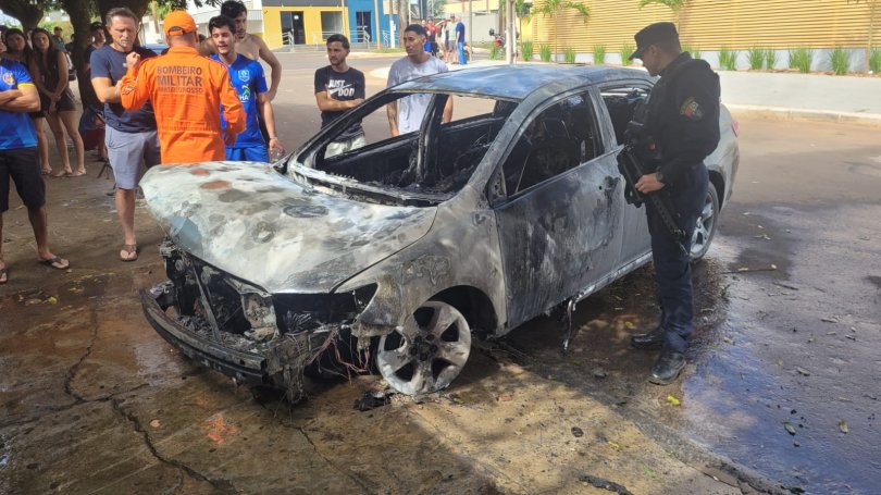 Corolla pega fogo dentro de garagem em MT...