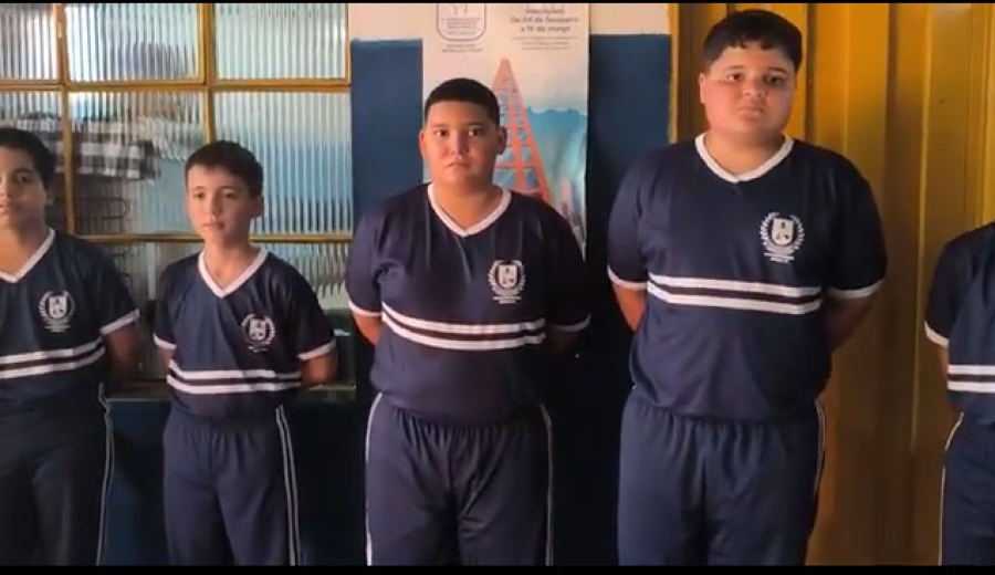 Entrega de uniformes na Escola Zélia Diniz