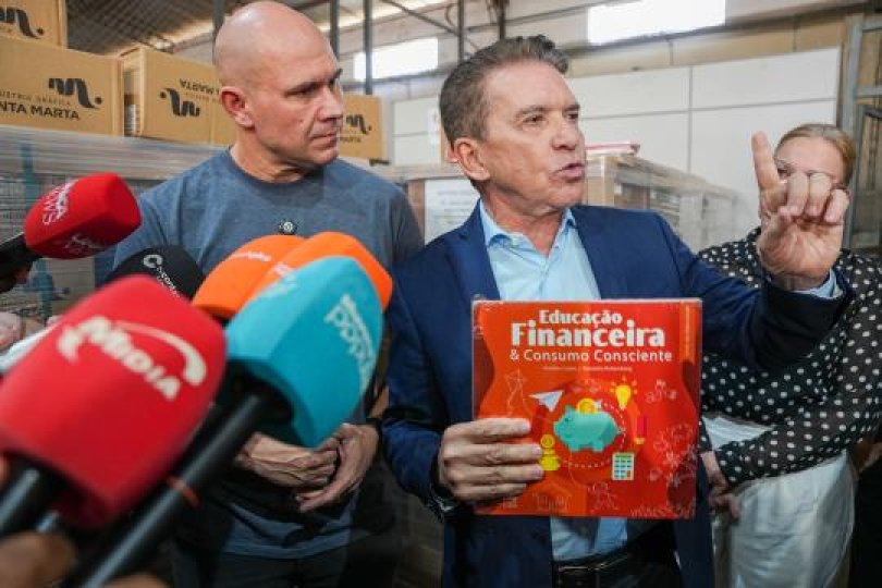 Valor de livros e programas "inúteis" chegaria a R$ 159 milhões: "isso é crime"...