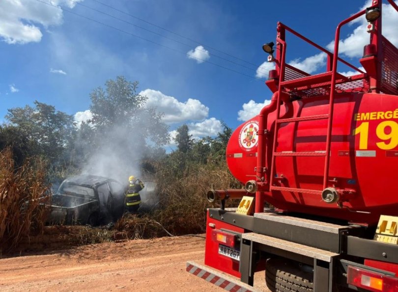 Caminhonete pega fogo após acidente e homem sofre queimaduras...