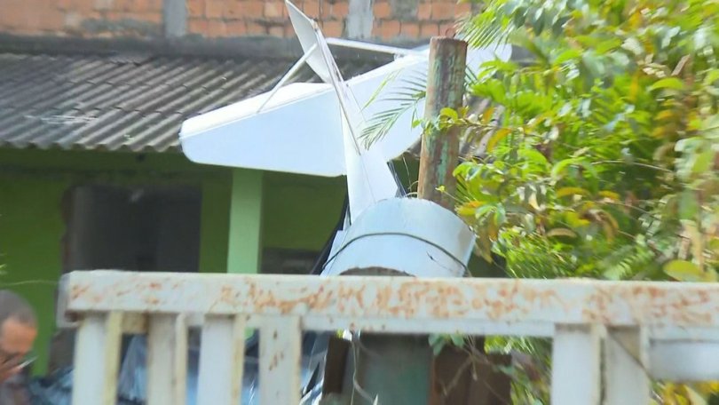Avião de pequeno porte cai sobre casa no RJ; piloto morreu...