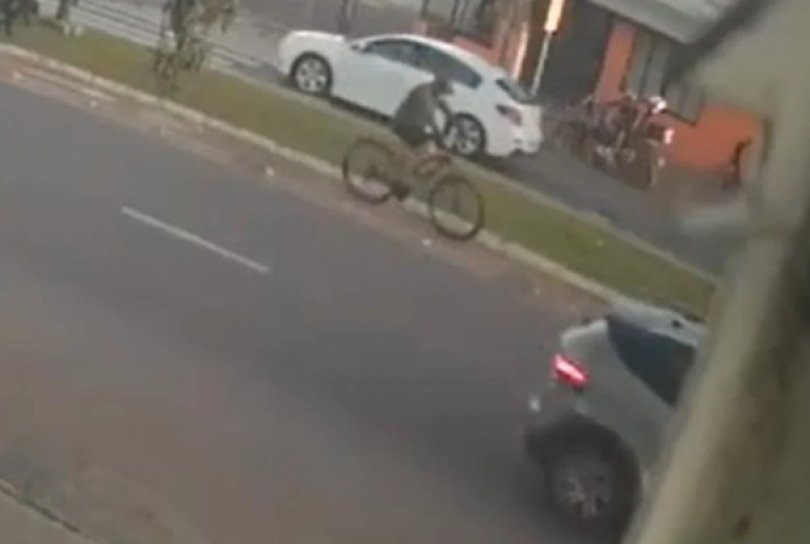 Ciclista morre após atingir mulheres que batiam foto na ciclofaixa...