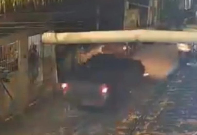 Motorista atropela moradores durante pintura de rua...