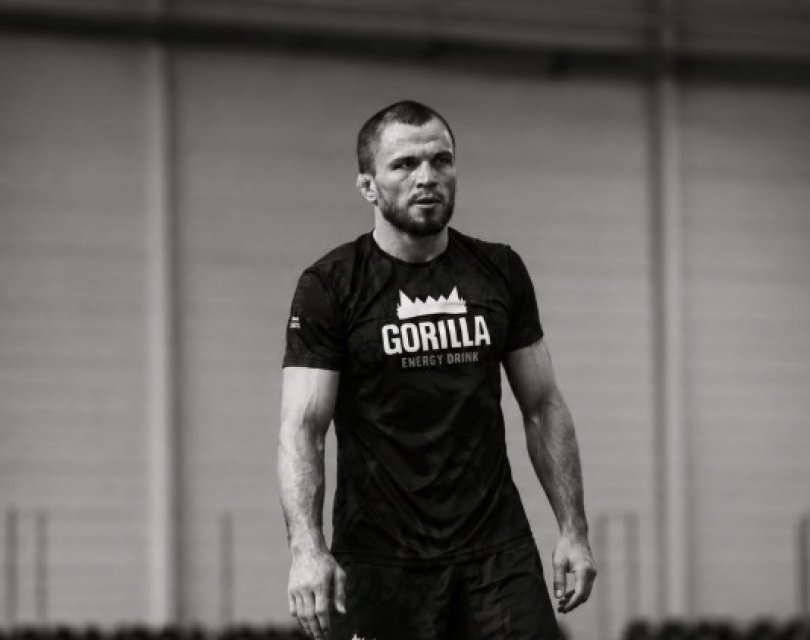 Campeão de UFC protagoniza briga generalizada...