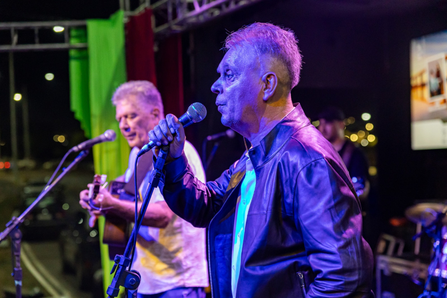 Primeira noite do Projeto Quarto Crescente reúne grande público e emociona com encontro de artistas na Beira Rio