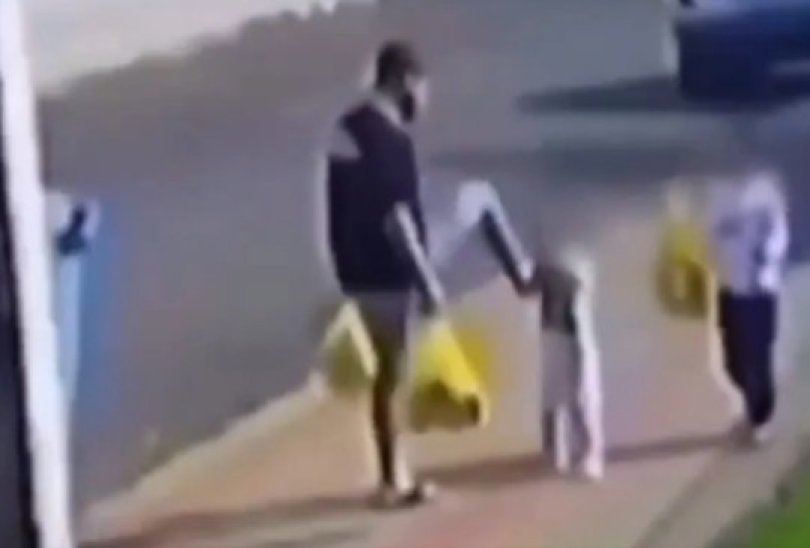 Pai que chutou a filha de 3 anos vira réu e responderá por tortura...
