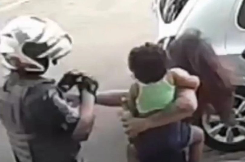 Mulher com bebê no colo dá tapa em PM e é derrubada com soco...
