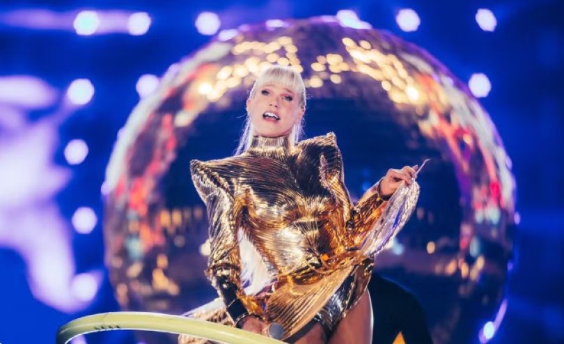 Xuxa ironiza críticas ao figurino de show: "último voo da virilha"...