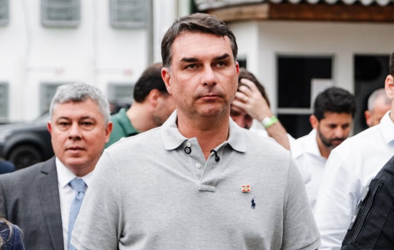 Homem faz ameaça de facada a Flávio e é levado à delegacia...