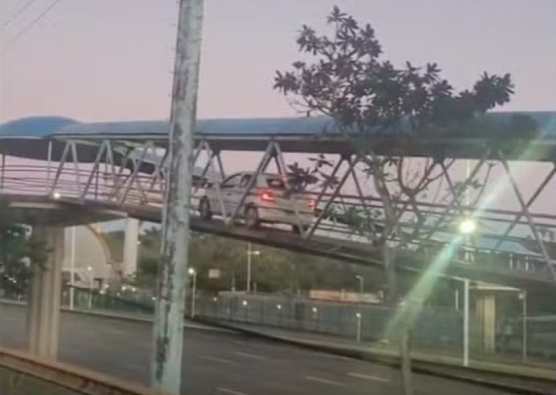 Menor conduzia carro filmado em passarela de pedestres...