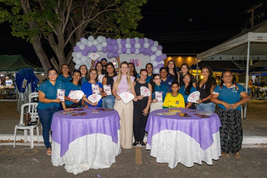 Sábado à noite na feira da Lua, uma mesa lilás  não passou despercebida.
