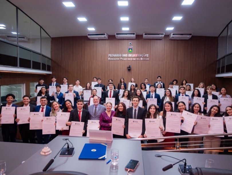 Paula Calil homenageia estudantes na 2ª edição do Legisla FD...
