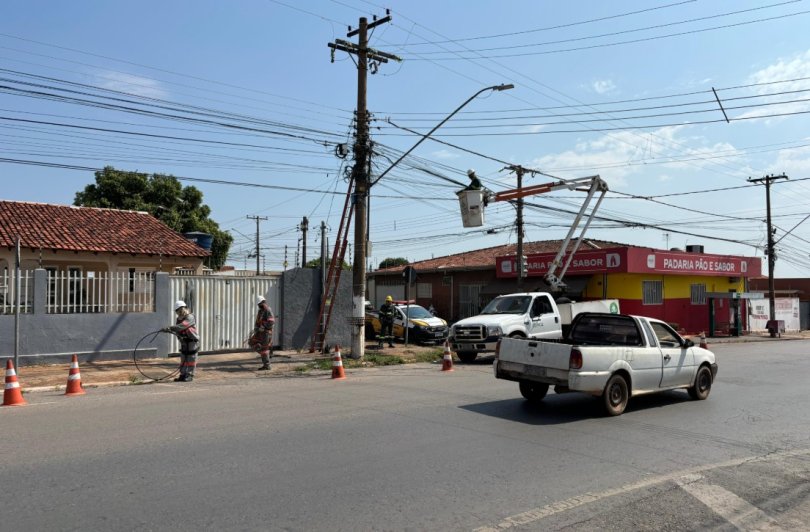 Operação remove 400 metros de fiação irregular em Cuiabá...