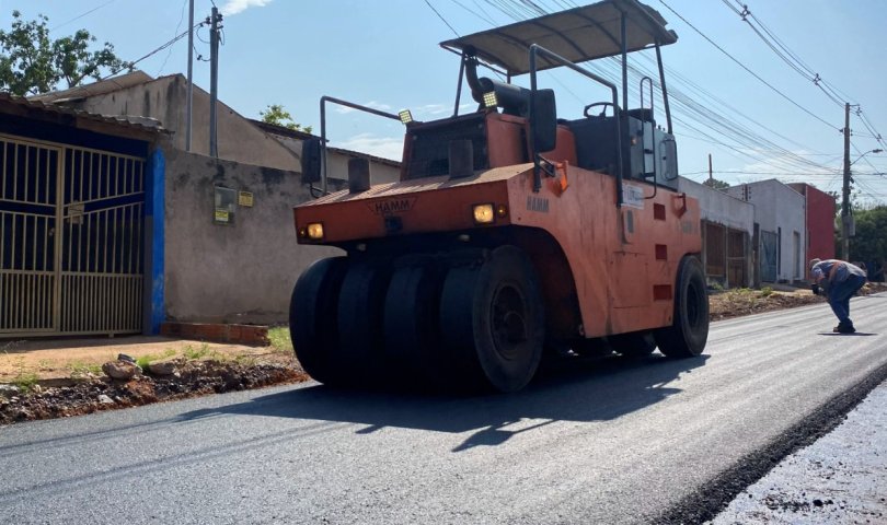 Pavimentação chega a 30% e avança em 18 ruas do Residencial Coxipó...