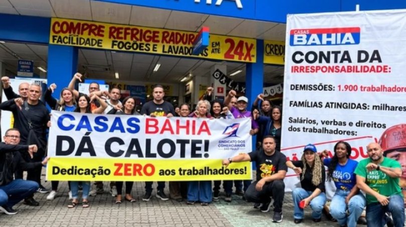 Ex-funcionários das Casas Bahia queimam uniformes...