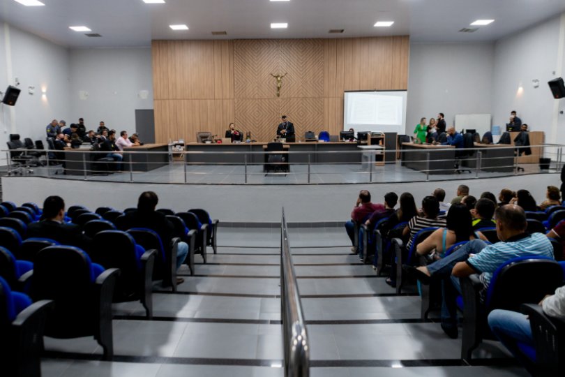 Promotor é empurrado e xingado por advogado em júri...