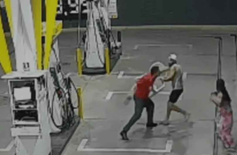 Homem urina em rua próxima a posto de gasolina e dá cadeirada em frentista...
