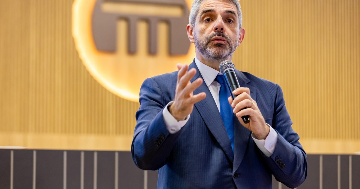 Governo digital nos municípios depende de capacitação de servidores, defende professor