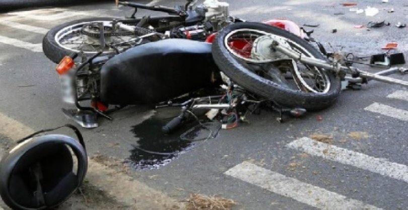 Motociclista não percebe fim do asfalto e sofre acidente...