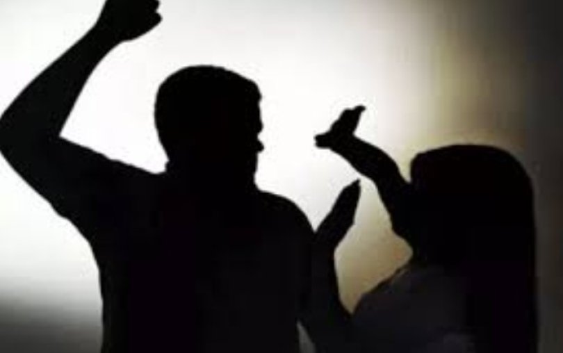 Homem acusa ex-esposa de traição e a agride dentro de casa em MT...