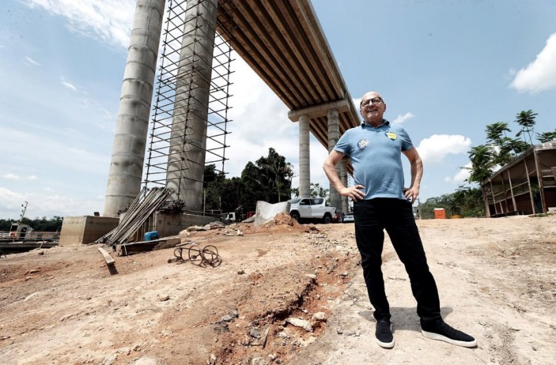 Governador inspeciona obra no Rio Juruena...