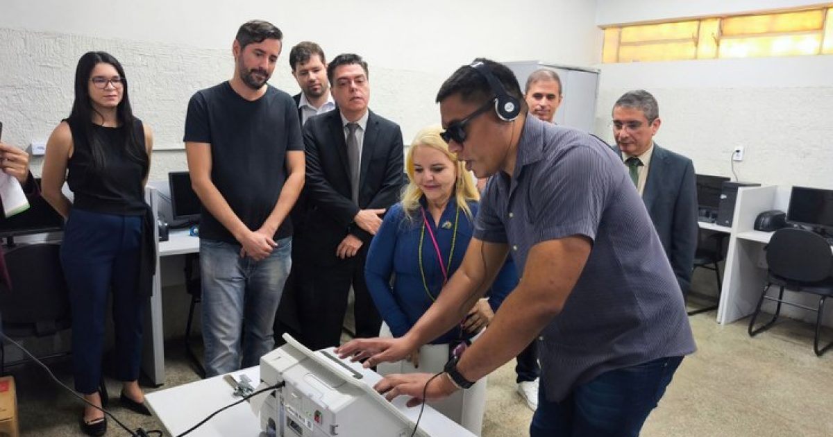 Parceria leva treinamento com inclusão a eleitores com deficiência visual em Cuiabá