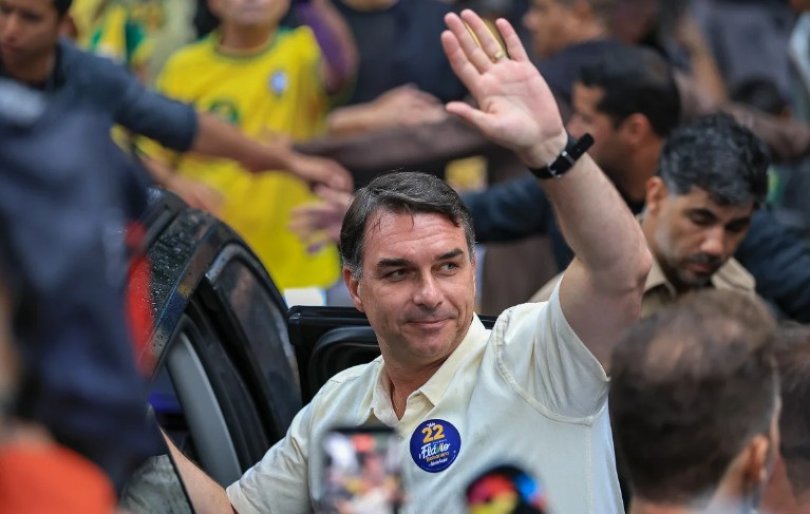 Flávio Bolsonaro teve mais votos que Jair em 2022 e 2018...