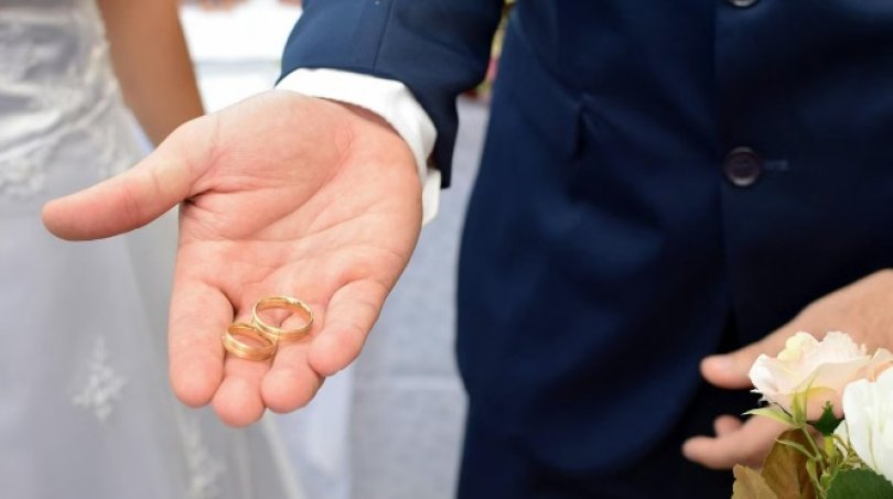 Homem descobre que está casado com sua ex-namorada ...